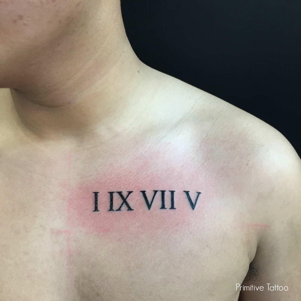 Татуировка на груди римскими цифрами мужская